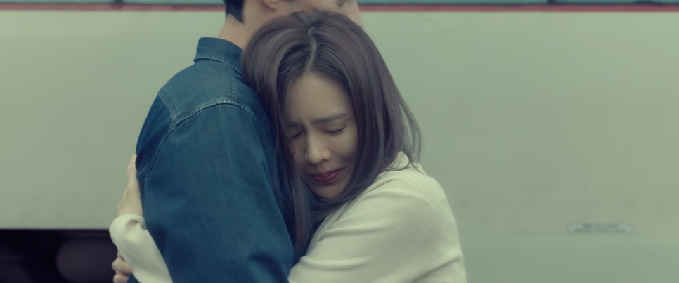 Woo-jin e Soo-a se abraçando