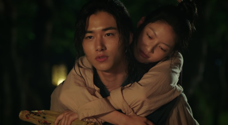 Kim Min-jae carregando Gong Seung-yeon nas costas à noite