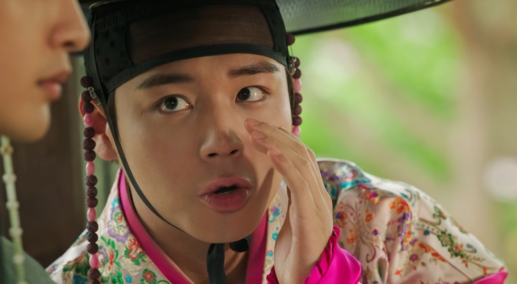 Byeon Woo-seok em cena da série, de hanbok
