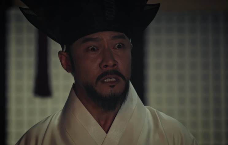 Park Ho-san de hanbok claro e chapéu de oficial, com o rosto tomado de raiva