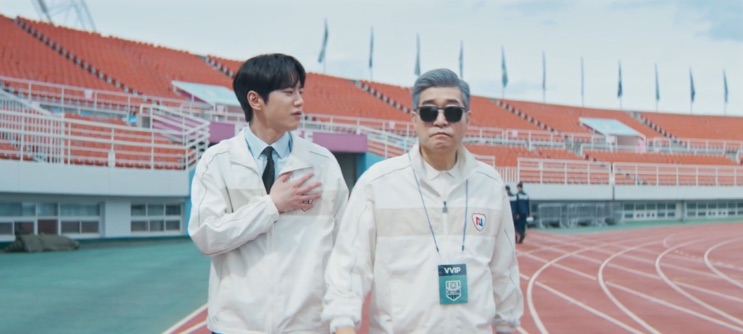 Kang Yong-ho e Hwang Jun-hyeon num estádio