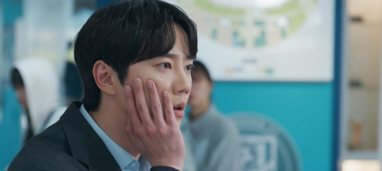 Hwang Jun-hyeon com a mão no rosto, sem entender