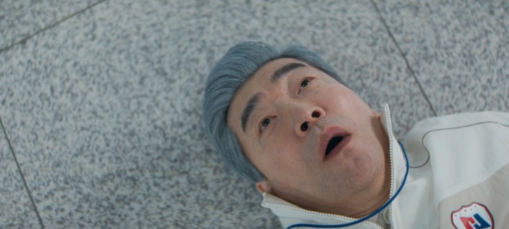 Kang Yong-ho caído no chão