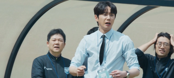 Hwang Jun-hyeon como técnico, no campo de futebol