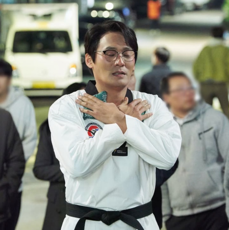 Sung Han-soo fazendo a saudação de taekwondo