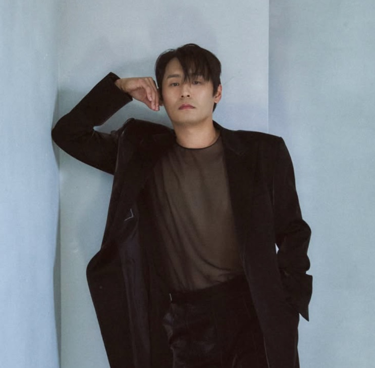Choi Dae-hoon em ensaio, de preto