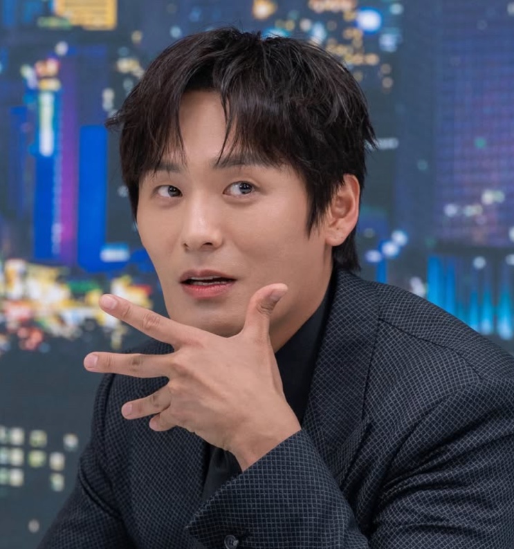 Choi Dae-hoon gesticulando em entrevista