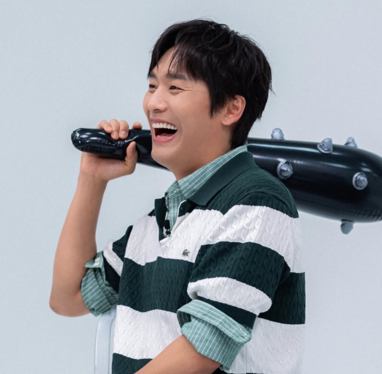 Choi Dae-hoon rindo em ensaio descontraído