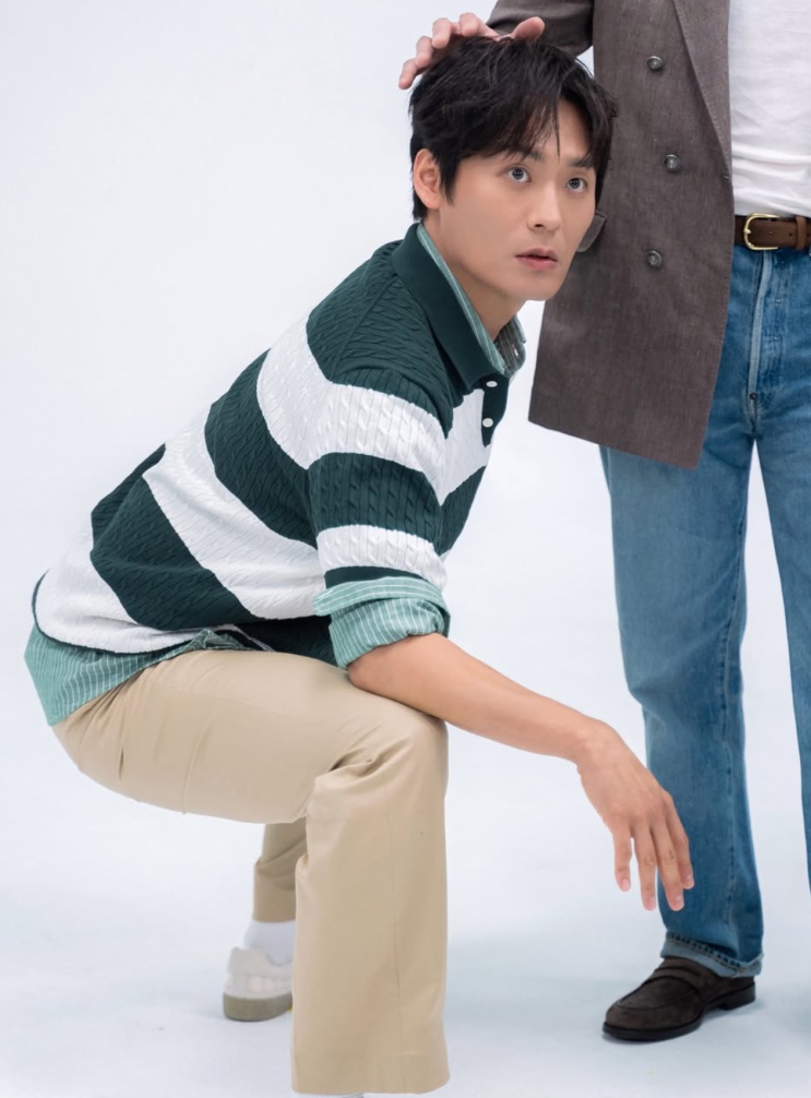 Choi Dae-hoon agachado em ensaio