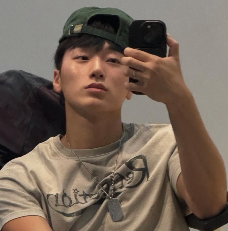 Selfie de Choi San com boné verde ao contrário, ar relaxado