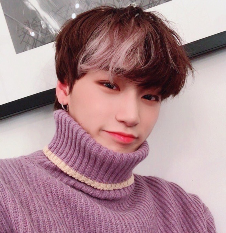Selfie de Choi San no debut, de gola alta lilás