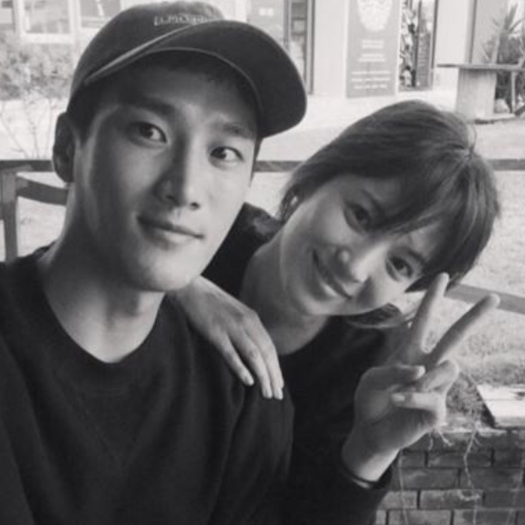 Ahn Bo-hyun e Song Hye-kyo posando juntos numa foto em preto e branco