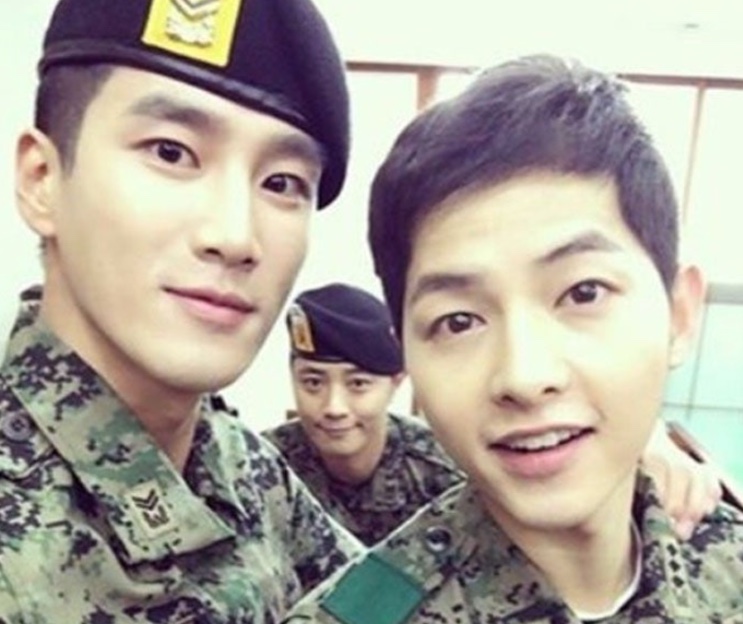 Selfie de Ahn Bo-hyun com Song Joong-ki e Jin Goo, os três de uniforme militar