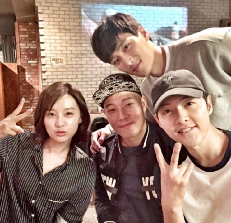Selfie de Ahn Bo-hyun com colegas de elenco num restaurante
