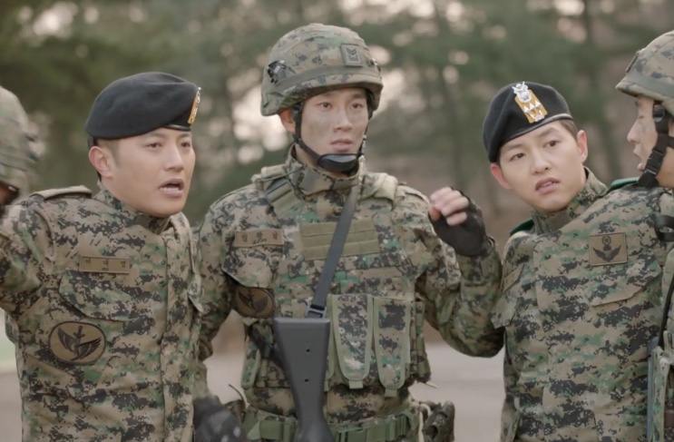 Soldados conversando durante um treinamento, com Yoo Si-jin à direita