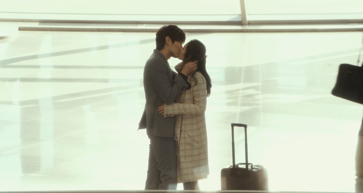 Jo-gu e Yeo-ri se beijam no aeroporto