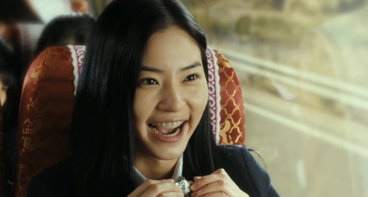 Joo-hee sorrindo no ônibus