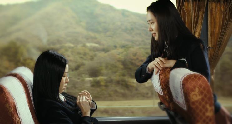 Yeo-ri e Joo-hee no ônibus da excursão