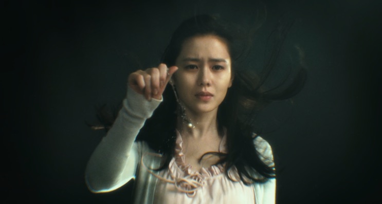 Yeo-ri segurando o colar