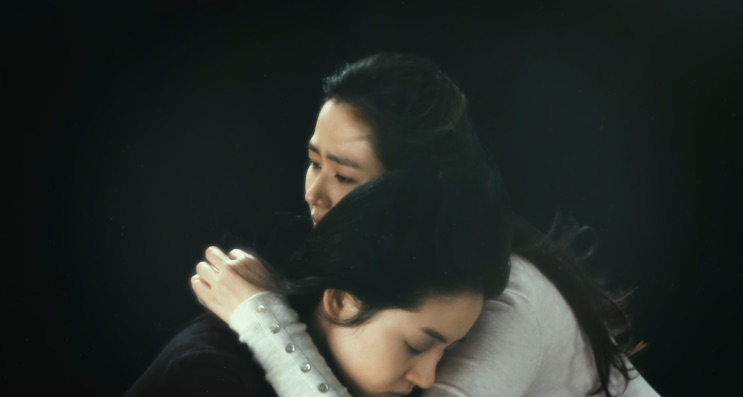 Joo-hee abraçando Yeo-ri