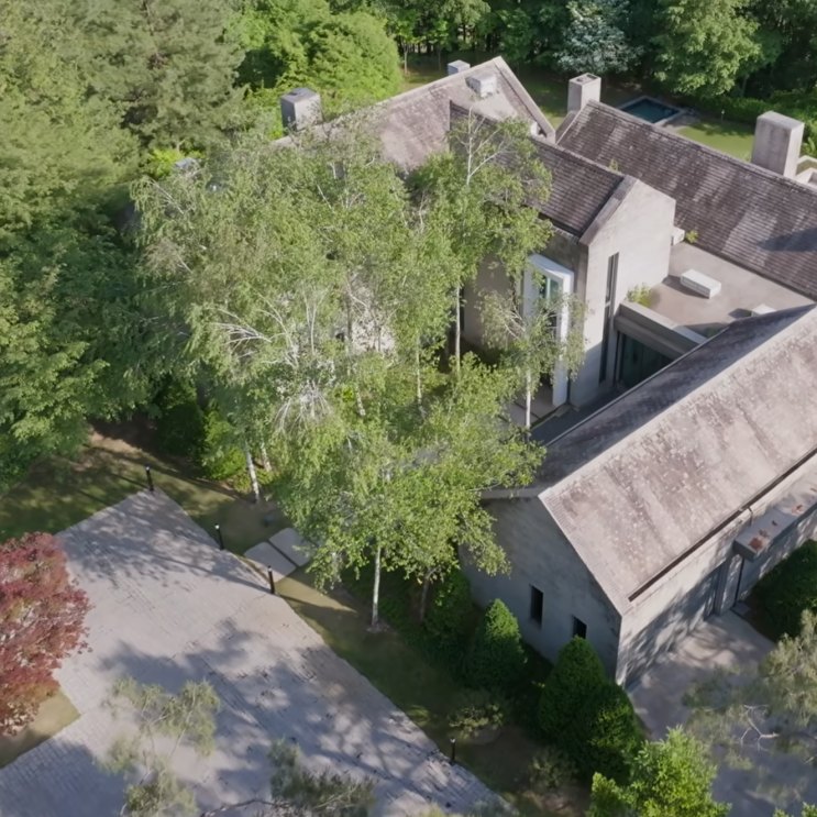 A casa de Flex X Cop 2 é uma hospedagem de verdade — e a diária assusta