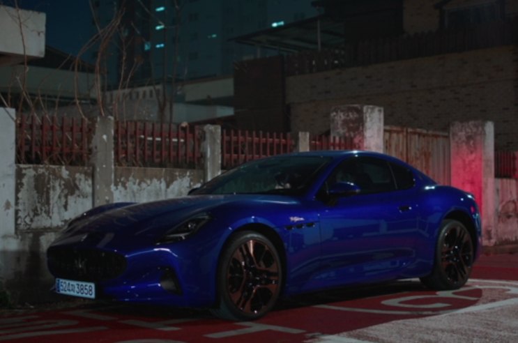 Maserati GranTurismo azul estacionada em uma rua estreita