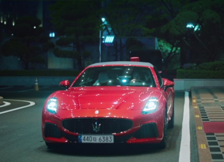 Maserati GranCabrio vermelha de faróis acesos, à noite