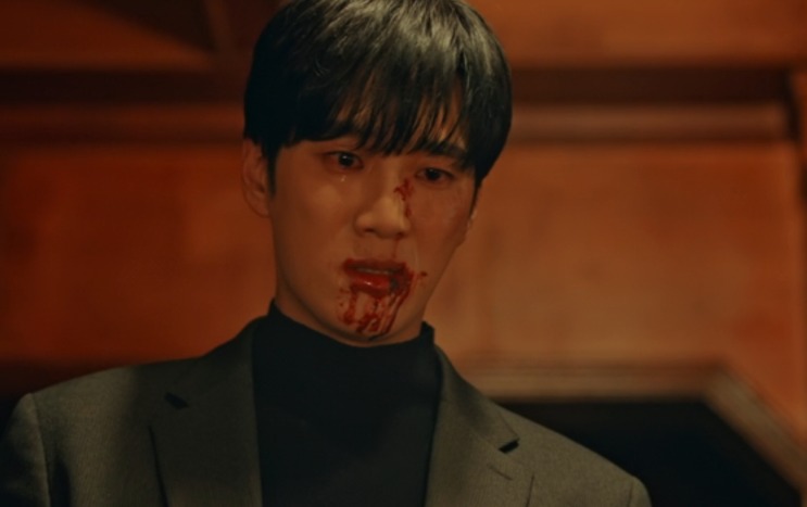 Jin Yi-soo com o rosto ensanguentado, chorando