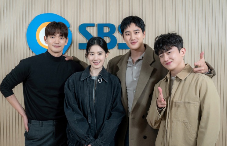 Quatro integrantes do elenco da 2ª temporada posando na SBS