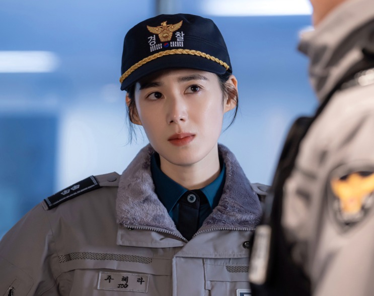 Ju Hye-ra de uniforme e quepe da polícia