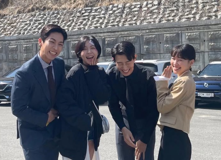Ha Yoon-kyoung com o elenco de Uma Advogada Extraordinária