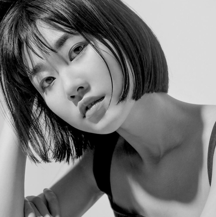 Ha Yoon-kyoung em foto preto e branco