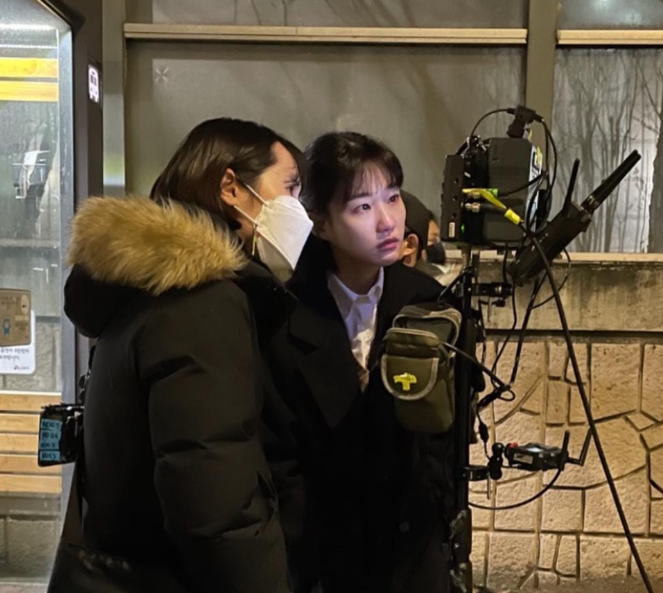 Ha Yoon-kyoung nos bastidores, olhando o monitor