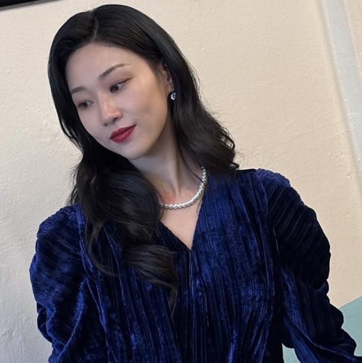 Ha Yoon-kyoung de vestido de veludo azul