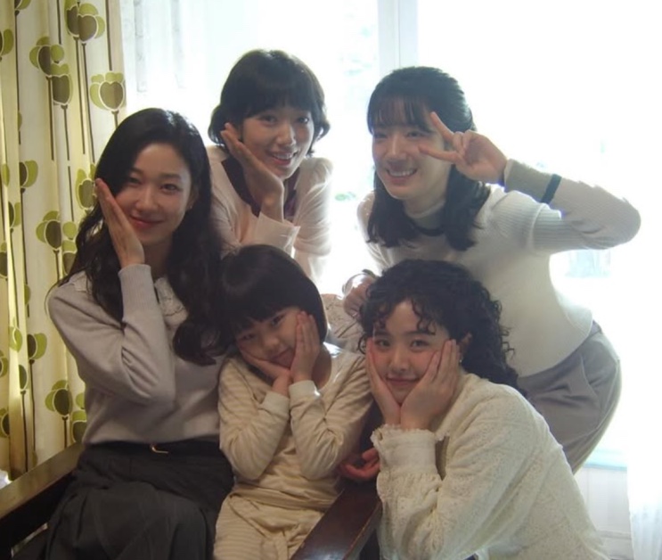 Ha Yoon-kyoung com o elenco de Uma Advogada Extraordinária