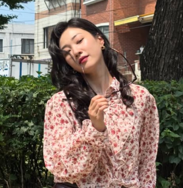 Ha Yoon-kyoung de camisa floral