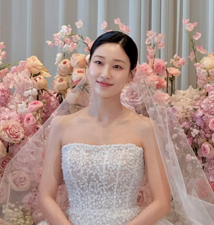Ha Yoon-kyoung de vestido de noiva em cena