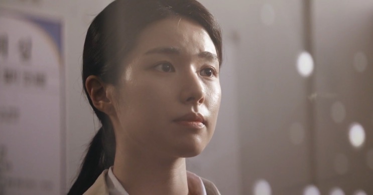 Na Yi-hyeon num corredor de hospital