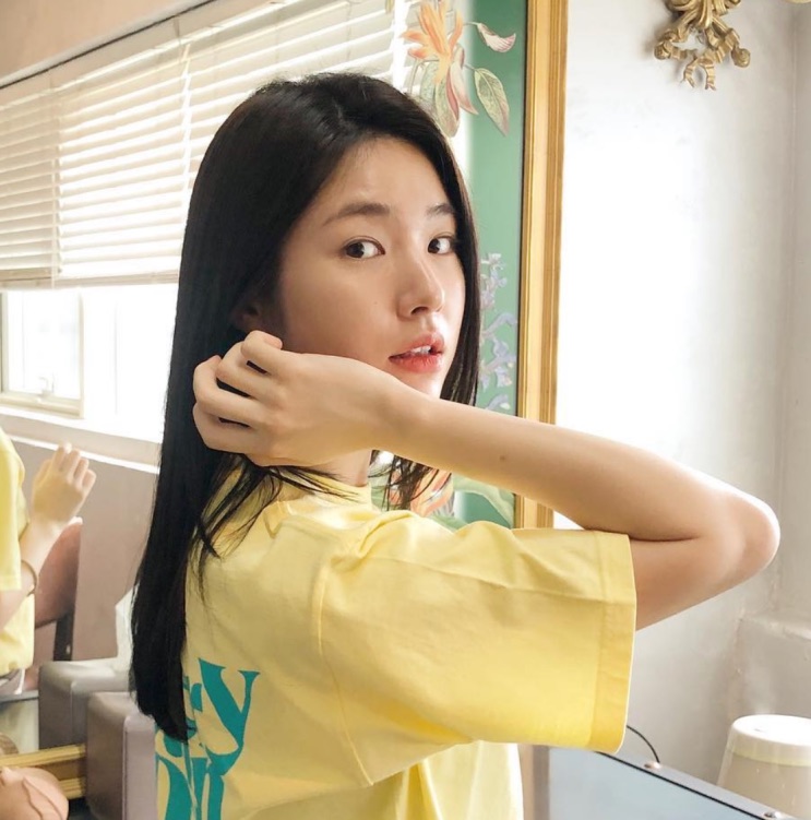 Ha Young de blusa amarela