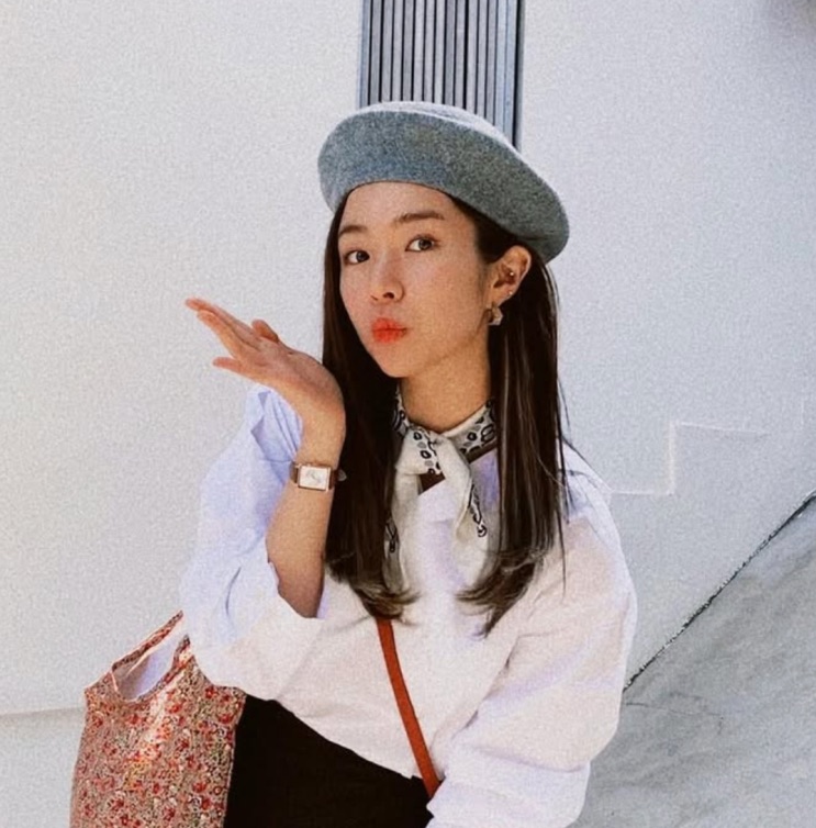 Ha Young de boina mandando um beijo