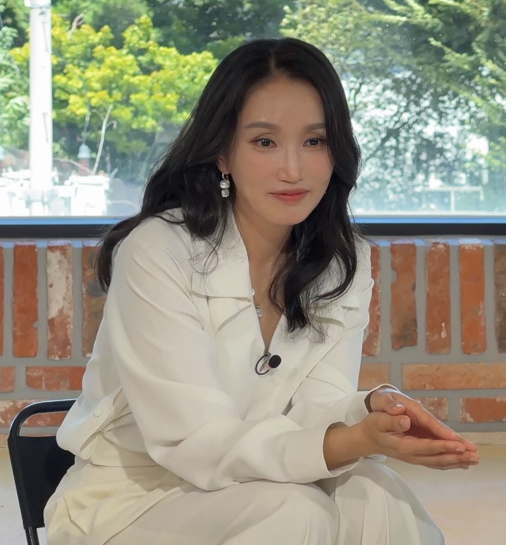Park Bo-kyung sentada durante a entrevista do programa