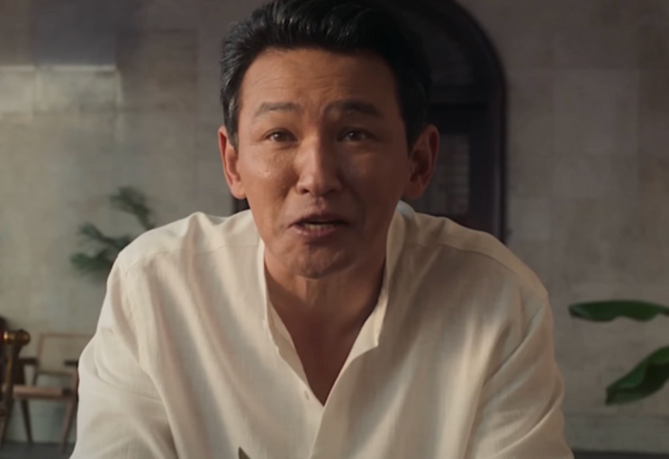 Hwang Jung-min de camisa branca, em cena de entrevista