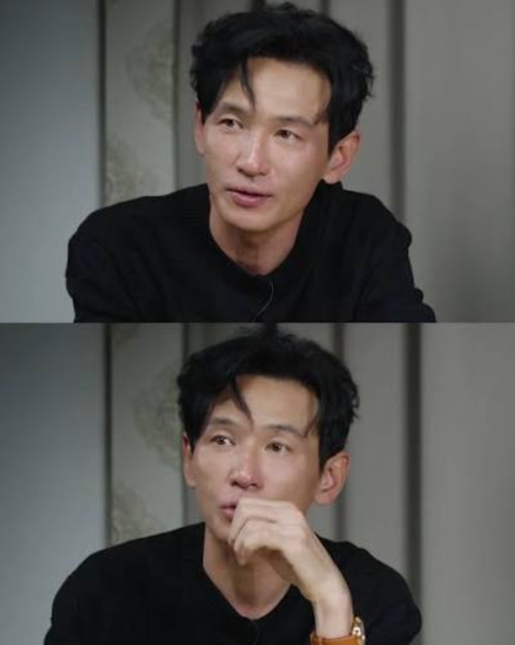 Dois planos de Hwang Jung-min de suéter preto durante a mesma entrevista