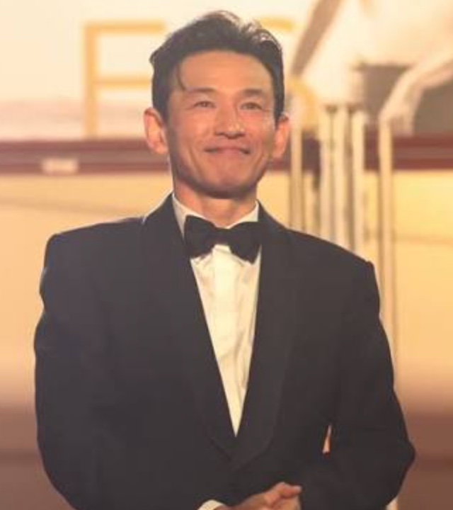 Hwang Jung-min de smoking, sorrindo em um evento