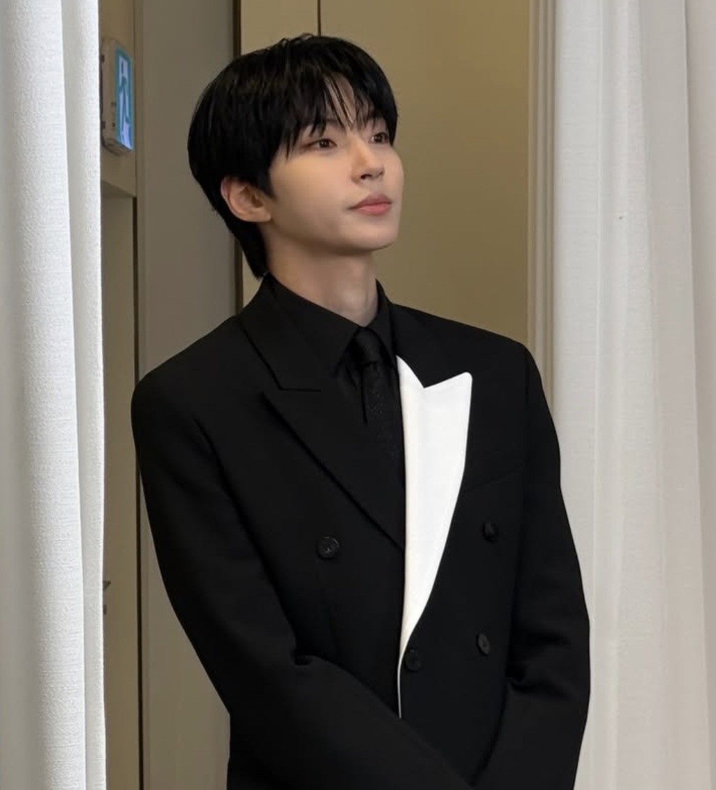 Hwang In-youp de terno preto