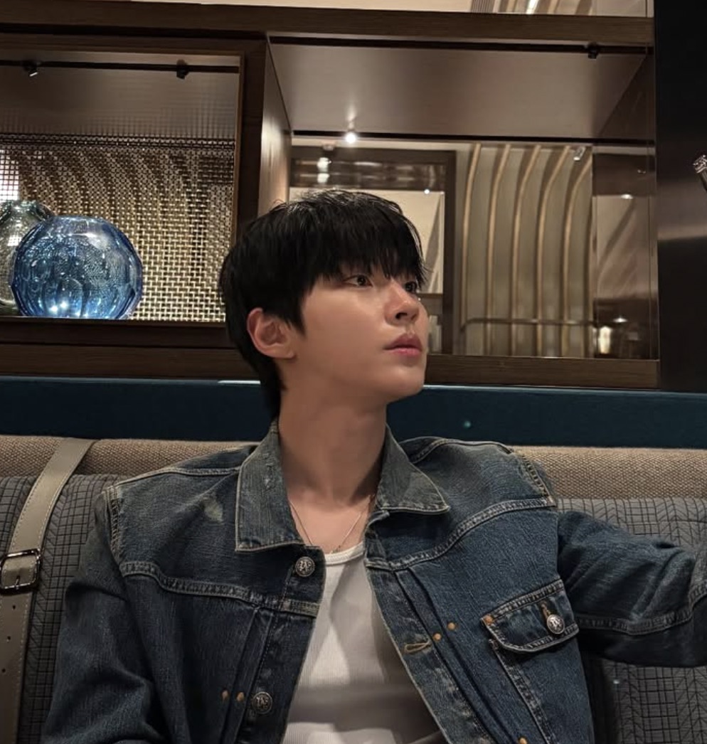 Hwang In-youp de jaqueta jeans à noite