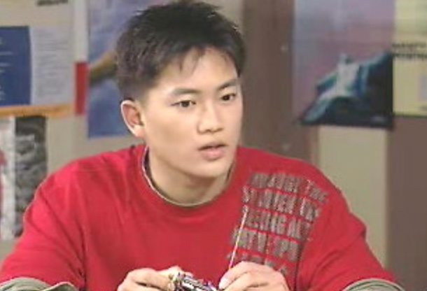 Ji Sung no dorama KAIST, de camiseta vermelha