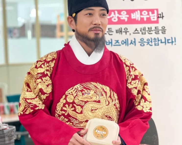Joo Sang-uk em traje de rei, nos bastidores