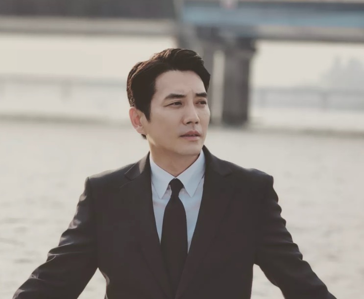 Joo Sang-uk com um olhar frio