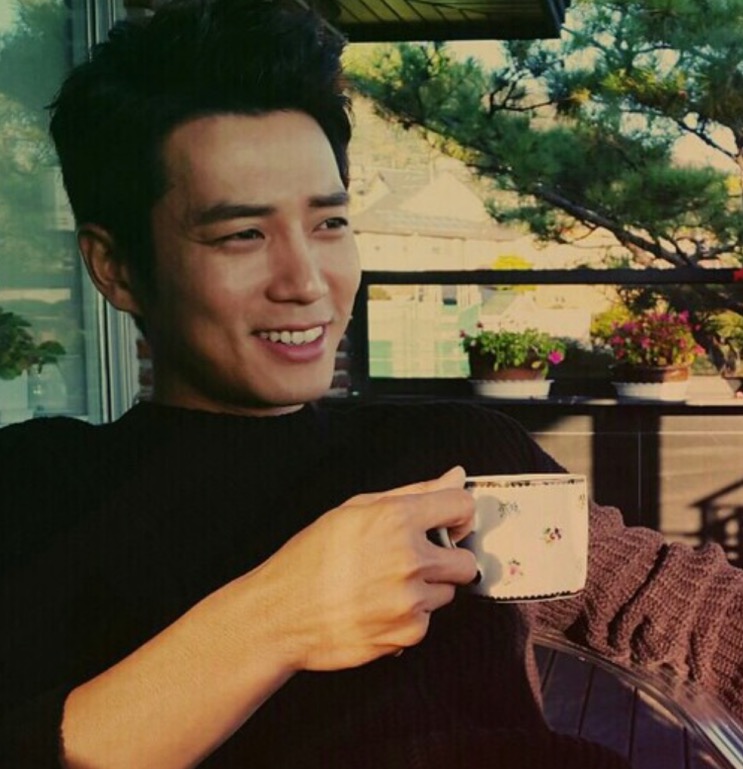 Joo Sang-uk sorrindo